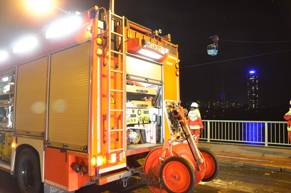 Einsatz BF Hoehenretter Koelner Seilbahn Hoehe Zoobruecke P2621.JPG